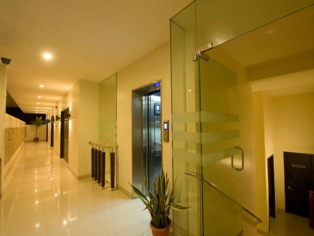 Infinity Suites Davao Stadt Exterior foto