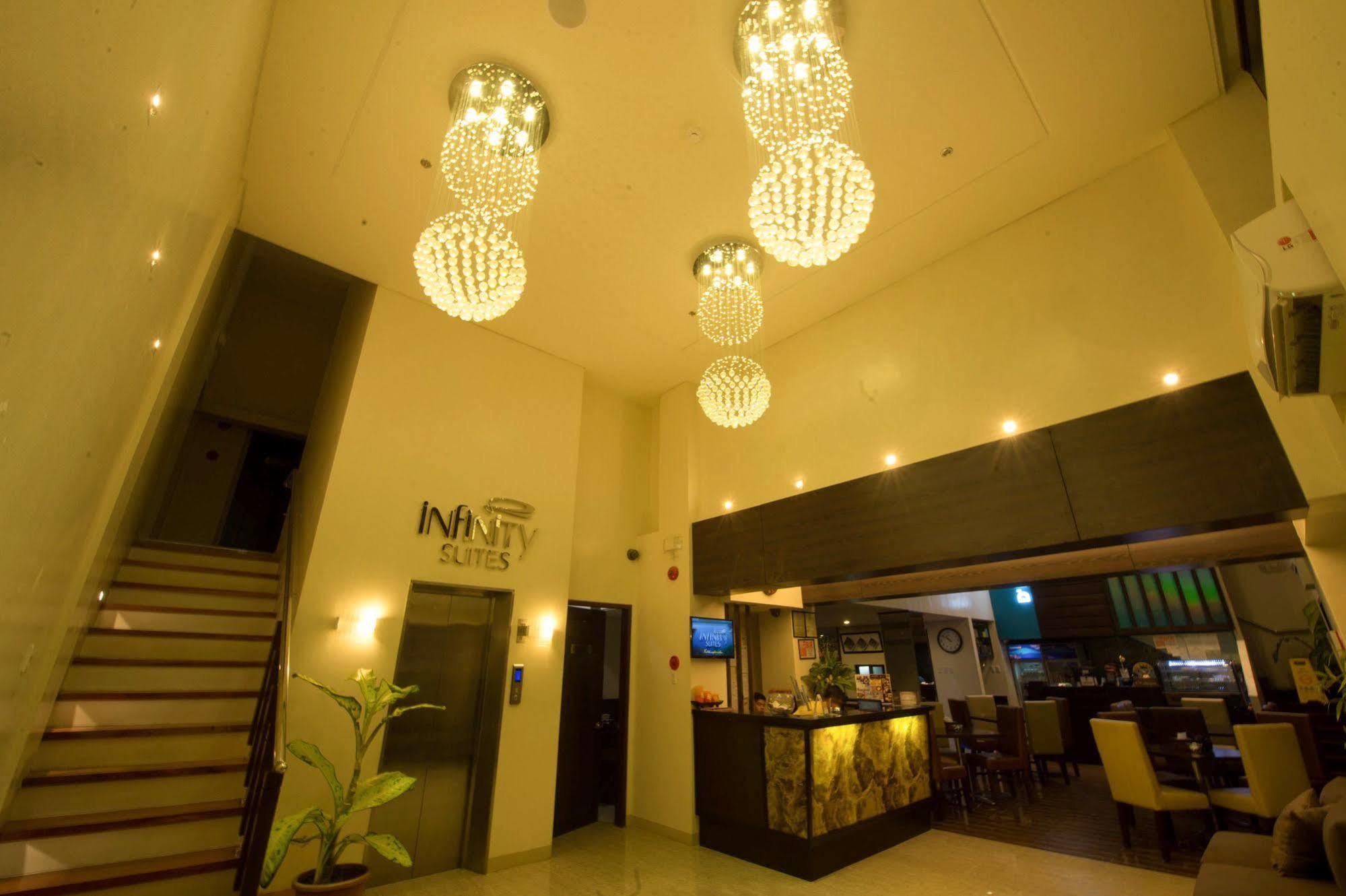 Infinity Suites Davao Stadt Exterior foto