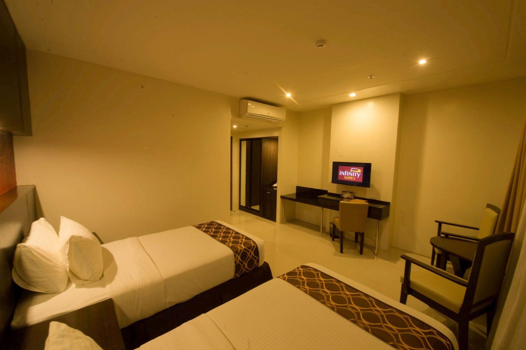 Infinity Suites Davao Stadt Exterior foto