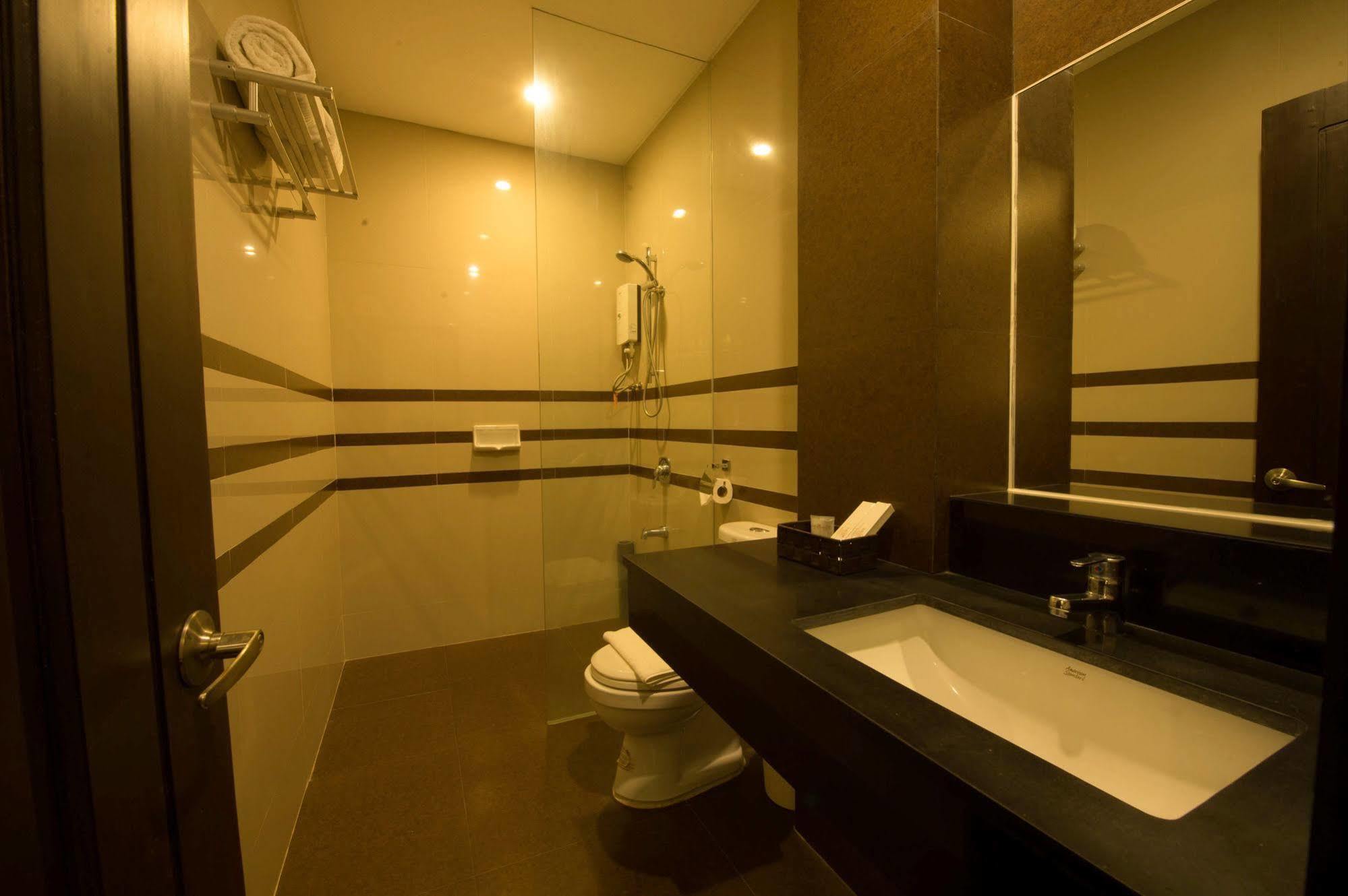 Infinity Suites Davao Stadt Exterior foto