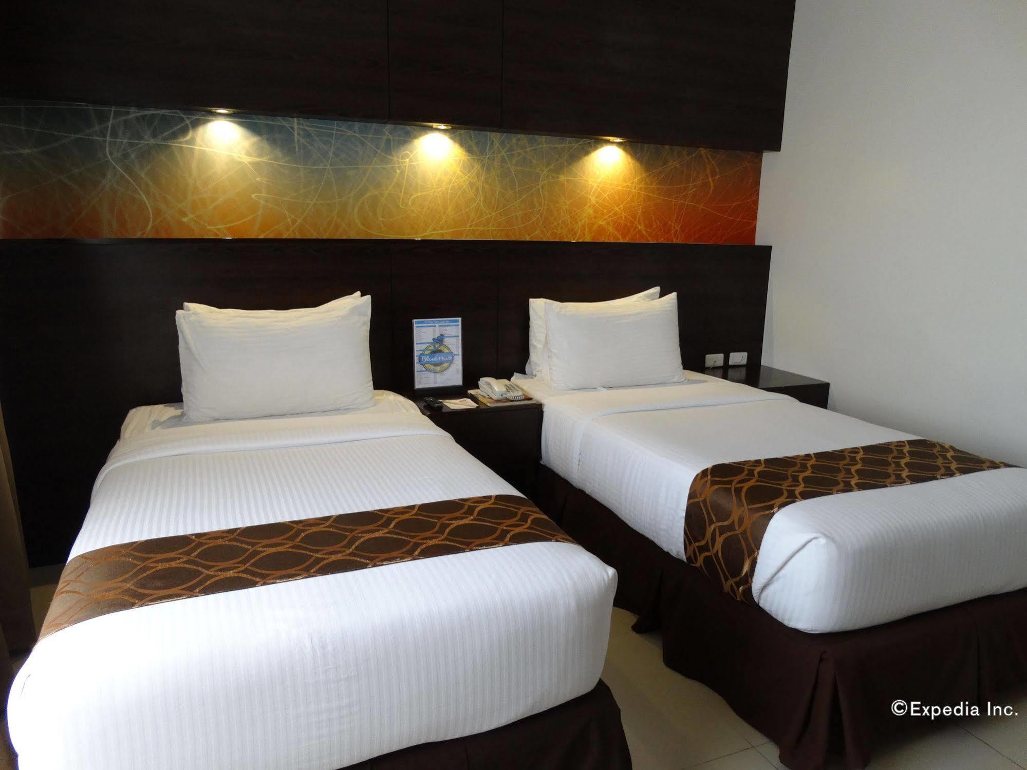 Infinity Suites Davao Stadt Exterior foto