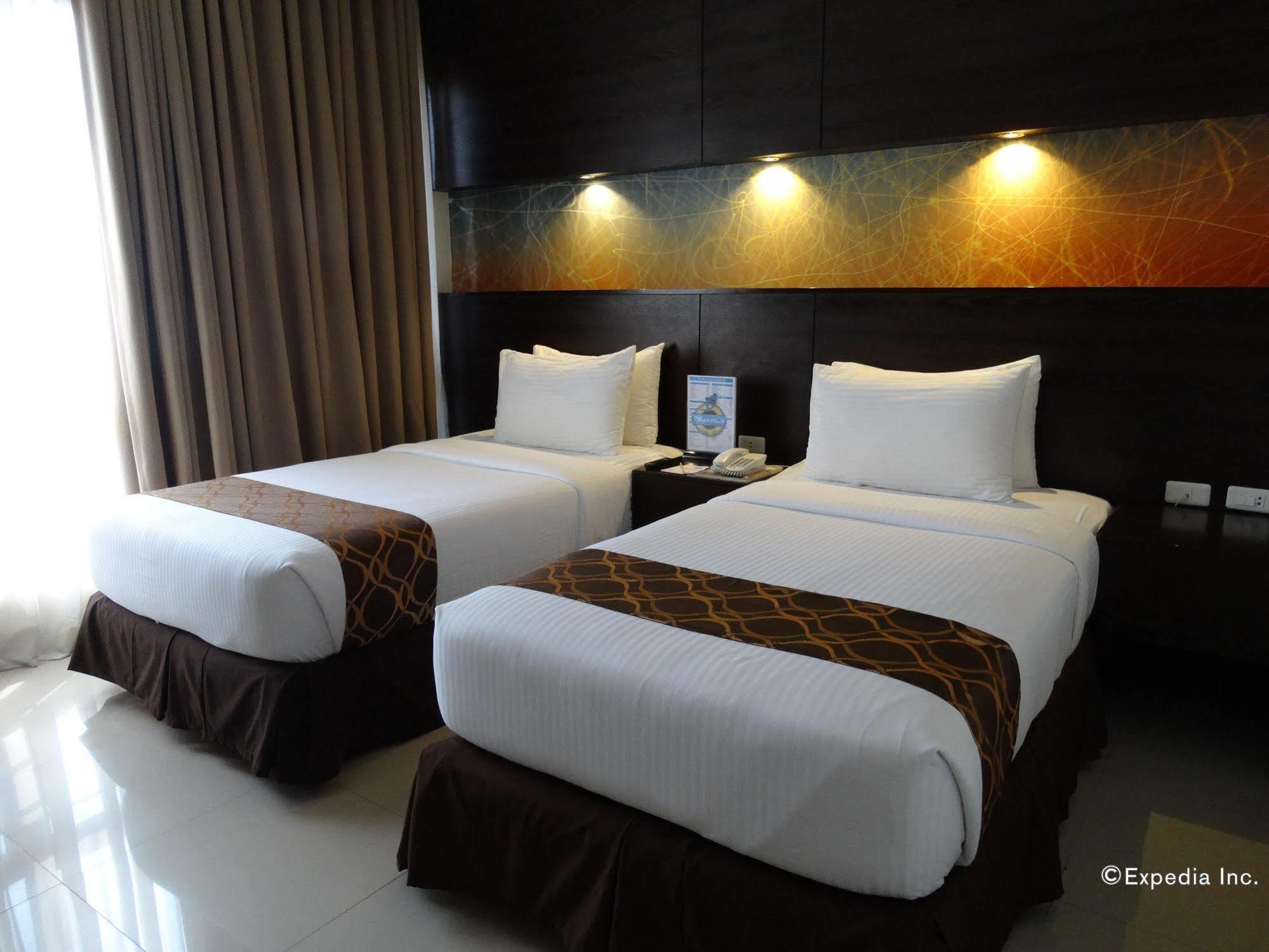 Infinity Suites Davao Stadt Exterior foto
