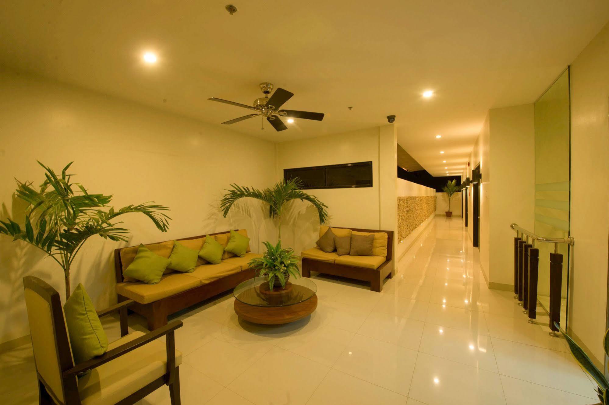 Infinity Suites Davao Stadt Exterior foto