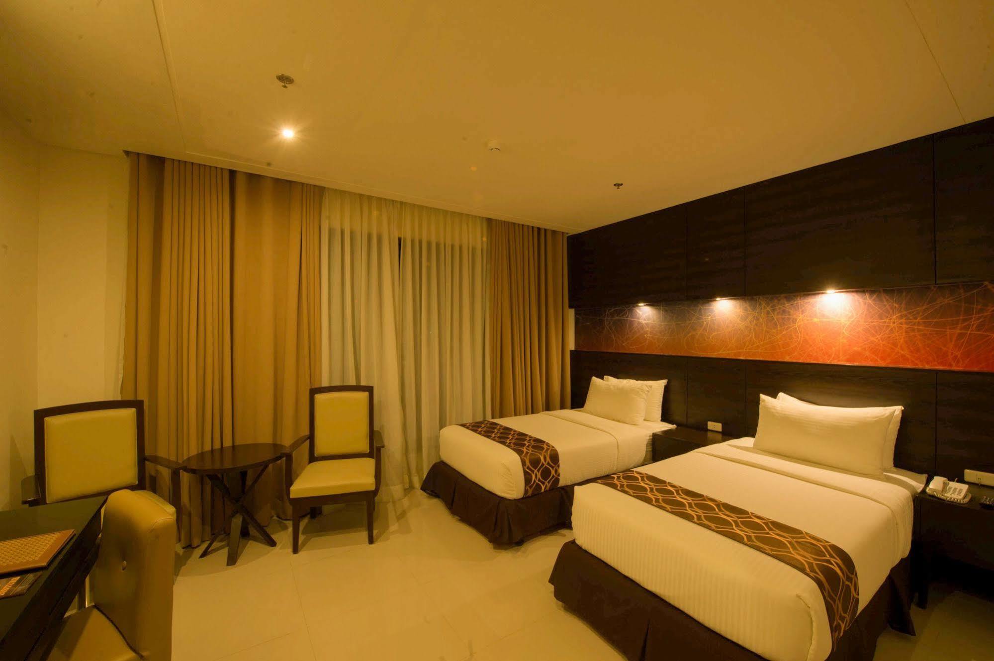 Infinity Suites Davao Stadt Exterior foto