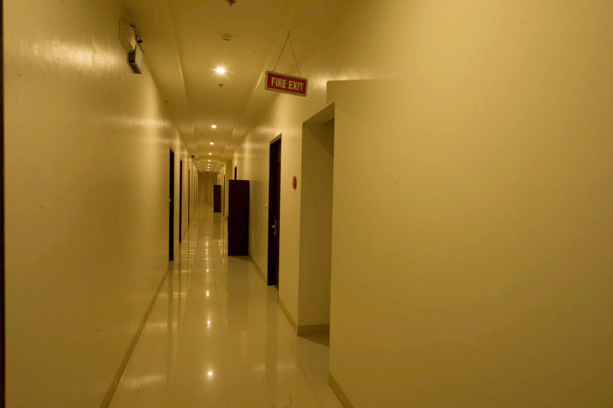 Infinity Suites Davao Stadt Exterior foto